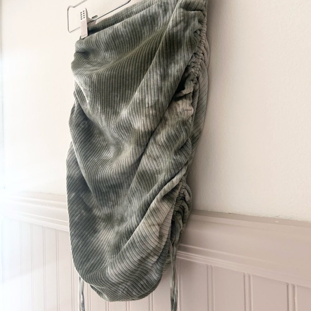 🌿 Princess Polly Size 4 Sage Green Marble Tie-Dye Mini Skirt – Ruched Sides